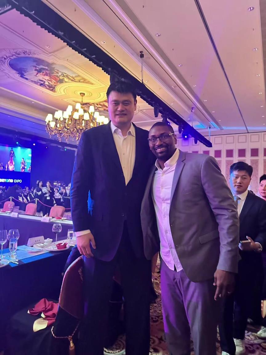 阿泰斯特曬與姚明合照：這是我最喜歡的隊(duì)友 姚??！