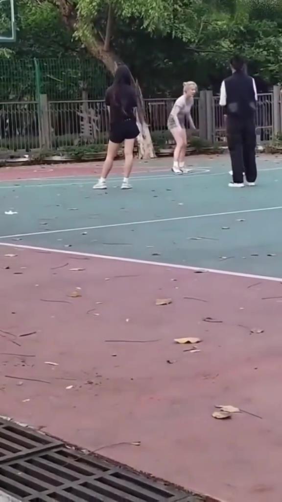 上來(lái)就背打女生的男人，真的活該沒(méi)有女朋友啊